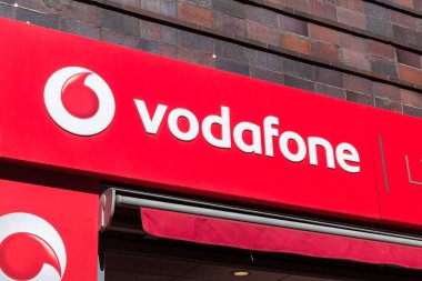 Bina üzerinde Vodafone logosu.
