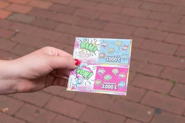 Karta zdrapki Lotto w ręce kobiety. — Zdjęcie stockowe