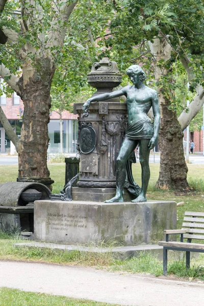 Скульптура на площади рядом с часовней Святого Николая в пасмурный день . — стоковое фото