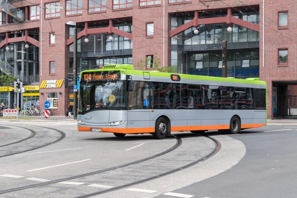 Hannover City Bus na ulicy. — Zdjęcie stockowe