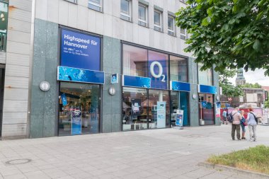 LogoO2 logolu O2 Almanya vitrini. O2, Almanya'da geniş bant, sabit hat ve mobil telekomünikasyon sağlayıcısıdır.