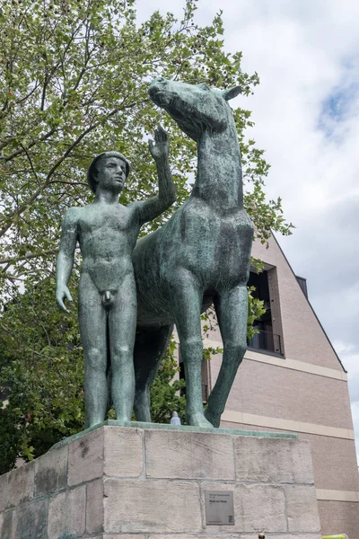 ドイツ・ハノーバーのホース・ウファーに位置するヘルマン・シューエルンシュトゥル(1894-1982)の彫刻マン・ミット・プフェルド(英語:馬を持つ男). — ストック写真