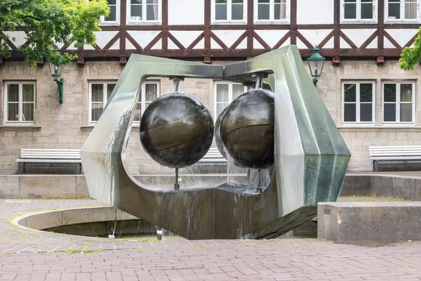 Fontana d'acqua in piazza Ballhofplatz ad Hannover, Germania . — Foto Stock