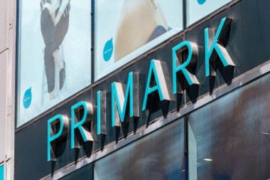 Mağaza cephesinde Primark logosu. Primark İrlanda moda perakende markasıdır.