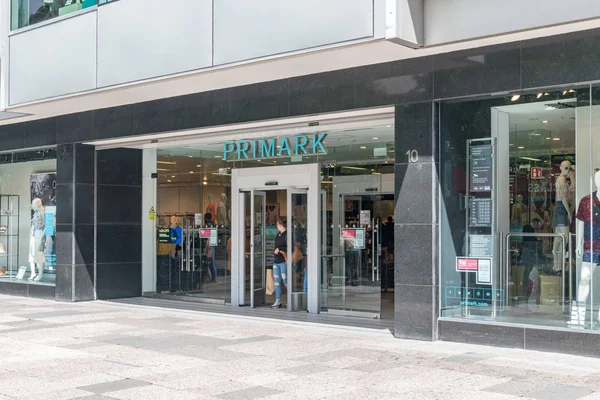 Ingresso al negozio Primark. Primark è un rivenditore irlandese di fast fashion con sede a Dublino . — Foto Stock