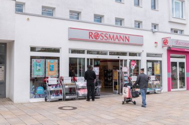 Rossmann'ın girişi. Dirk Rossmann Gmbh, Almanya'nın Avrupa'daki en büyük ikinci eczane zinciridir..