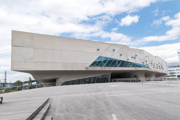 Außenansicht des interaktiven Wissenschaftszentrums phaeno Science Center. — Stockfoto