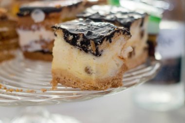 Üstüne kuru üzüm ve çikolata ile Cheesecake.