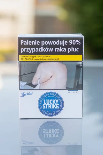 Лаки страйк сигарети Pack. Lucky Strike-американський бренд сигарет, що належать до британської американської тютюнової групи. — стокове фото