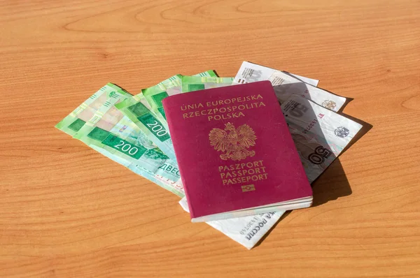 Polski Paszport biometryczny i waluta Rosyjska. — Zdjęcie stockowe