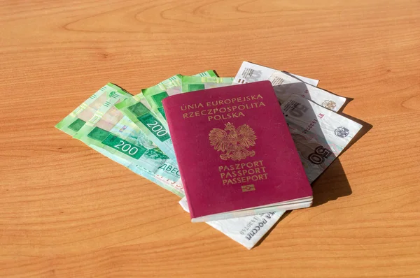 Polonya biyometrik pasaportu ve Rus Para Birimi.