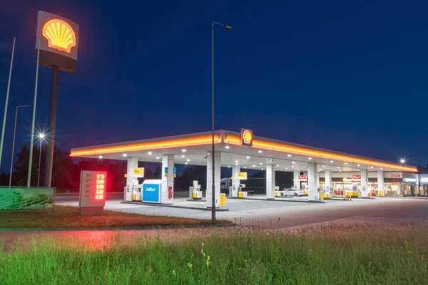 Ο σταθμός βενζίνης του κελύφους στο Kolbaskowo τη νύχτα. — Φωτογραφία Αρχείου