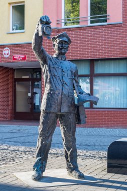 Stargard'daki Eski Şehir Meydanı'nda demiryolu adamı anıtı.