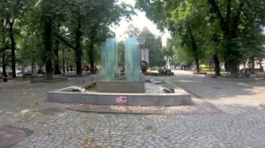 Katowice, Polonya - 30 Ağustos 2019: Katowice Özgürlük Meydanı'nda su çeşmesi.