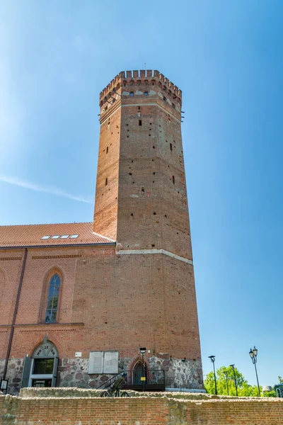 Uitzicht op de toren van de Teutonische Orde kasteel in Czluchow, Polen. — Stockfoto