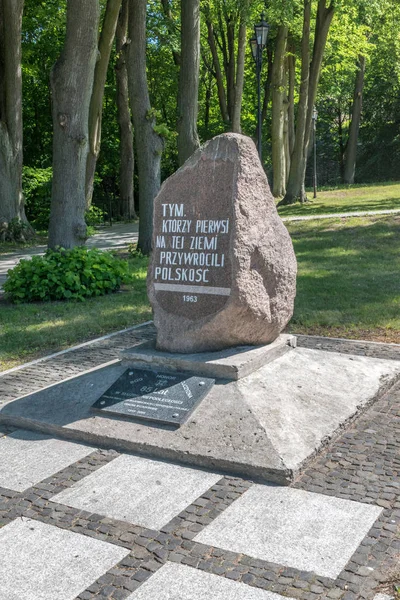 Пам'ятник подяку радянським воїнам, які впали під час взяття Czluchow. — стокове фото