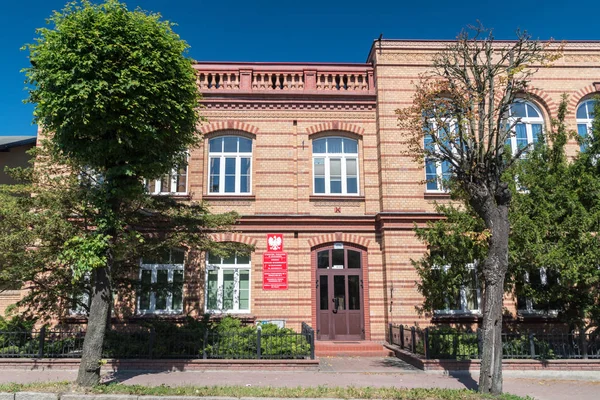 Sede de Powiat Czluchow y escuela en Czluchow . — Foto de Stock
