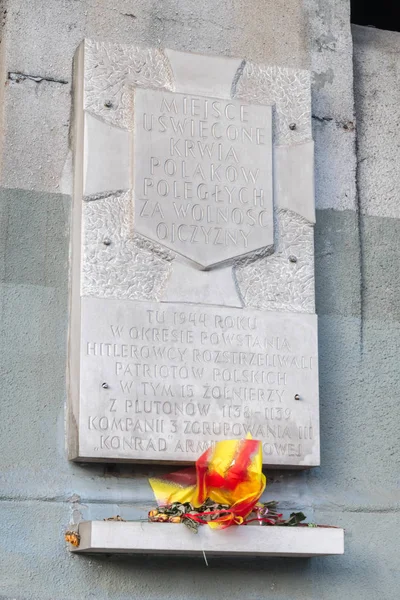 纪念被纳粹处决的波兰爱国者的纪念牌。波尼亚托夫斯基桥上的牌子. — 图库照片