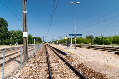 Garbatka-Letnisko tren istasyonundaki rayların ve platformun görüntüsü.
