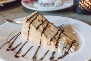 Erimiş çikolatalı cheesecake dilimi.