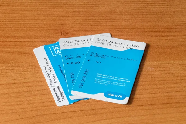 P + R och två 24 timmar Amsterdam kollektivtrafikbiljetter. — Stockfoto