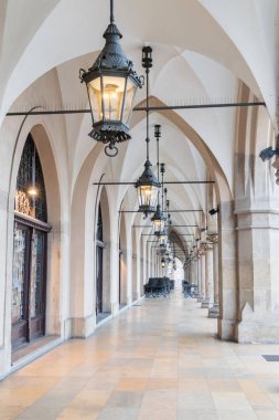 Sukiennice 'deki kemer yolu Krakow Meydanı' nda..