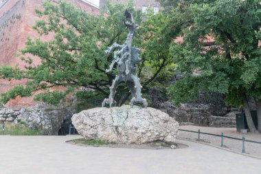 Wawel Ejderha Heykeli Wawel Tepesi 'nin eteğindeki bir anıttır..