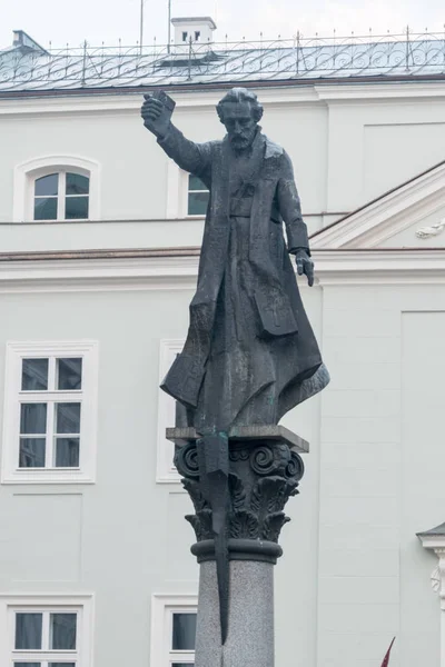 Nahaufnahme des Piotr-Skarga-Denkmals auf dem Platz der hl. Maria Magdalena. — Stockfoto
