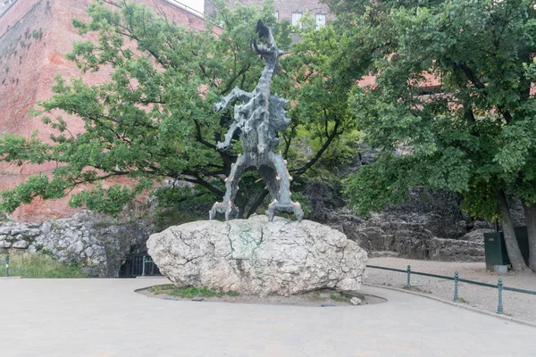 Wawel Dragon szobor egy emlékmű lábánál a Wawel Hill. — Stock Fotó