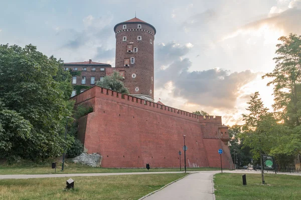 Sandomierska-Turm, Teil der königlichen Burg Wawel bei Sonnenaufgang. — Stockfoto