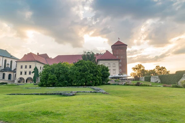 Patio Wawel Royal Castle complejo en Cracovia, Polonia en Sunris —  Fotos de Stock
