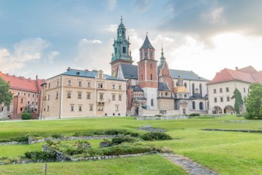 Gün doğumunda Wawel Kraliyet Kalesi 'nde avlu..