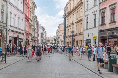 Grodzka Caddesi 'ndeki turistler Krakow' un en eski sokaklarından biri..