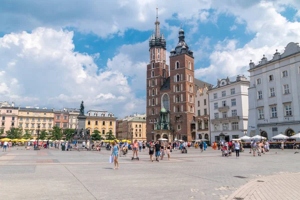 Tourist on Market square with famous saint Marys Basilica. — Stock Photo, Image