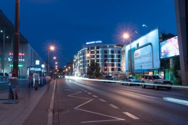 Pavia Caddesi, gece.