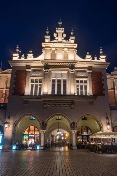 Geceleri çarşı meydanındaki Cloth 's Hall' a giriş..