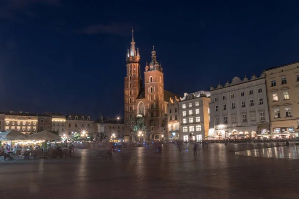 Pejzaż miejski z kościołem Mariackim i rynkiem w nocy. — Zdjęcie stockowe