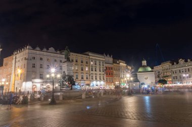Ana Pazar Meydanı 'ndaki Adam Mickiewicz Anıtı Gece Manzarası (Rynek Parıltısı)).