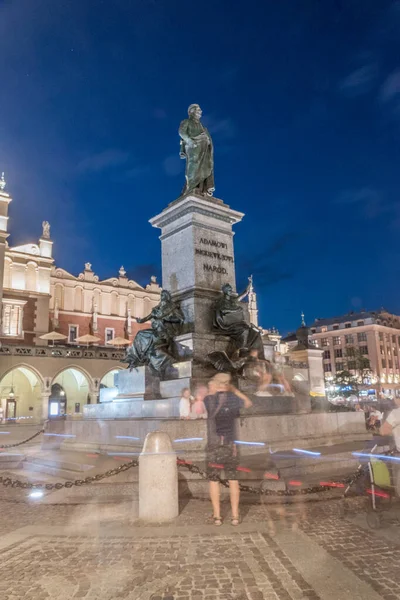 Adam Mickiewicz emlékmű a Fő Piac téren (Rynek Glowny) éjszaka. — Stock Fotó
