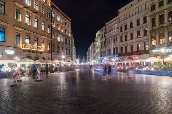 Długa ekspozycja zdjęcie ulicy Grodzkiej z zamazanymi ludźmi w nocy. — Zdjęcie stockowe