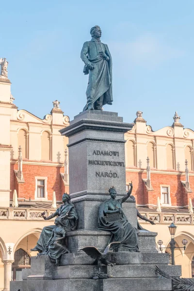 Adam Bernard Mickiewicz emlékmű a krakkói Fő Piac téren, Lengyelország. — Stock Fotó