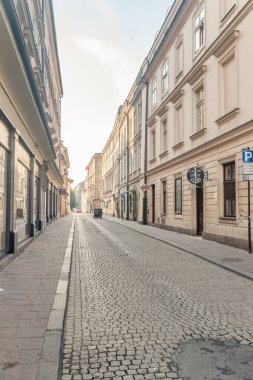Eski Krakow kasabasındaki Swietego Marka caddesinin gün batımı manzarası.