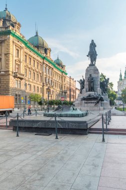 Krakow 'daki Matejko Meydanı' ndaki yenilemeden sonra Grunwald Anıtı 'nın sabah manzarası.
