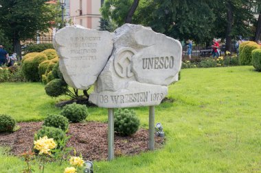 20. yıl dönümü anıtı Polonya 'nın Dünya Mirasları listesine Wieliczka Tuz Madeni' ni de ekle.