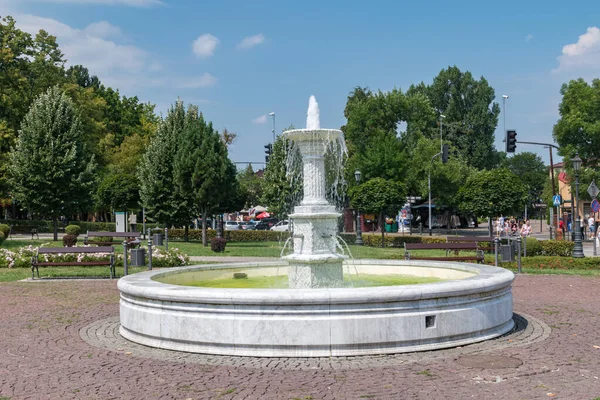 Vodní fontána na náměstí Kosciuszko ve Wieliczka. — Stock fotografie