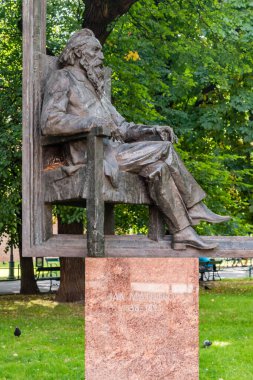 Krakow 'daki Bitki Parkı' nda Jan Matejko heykelinin oturuş görüntüsü. Jan Alojzy Matejko Polonyalı ünlü bir ressamdı..