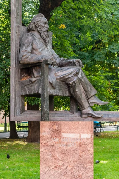 Вид на сидящую скульптуру Яна Матейко в парке Планты в Кракове. Ян Алоизы Матейко был известным польским художником . — стоковое фото