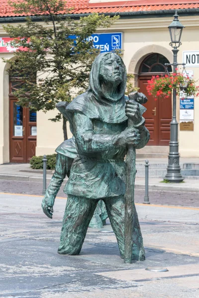 Vista de uno de los trabajadores en el monumento del trabajador medieval de la mina de sal en la plaza principal del mercado . — Foto de Stock