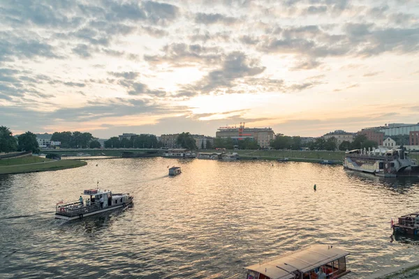 Vista del atardecer sobre el río Vístula en el casco antiguo de Cracovia . —  Fotos de Stock