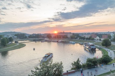 Krakow 'da gün batımında Vistula Nehri' nin panoramik manzarası.